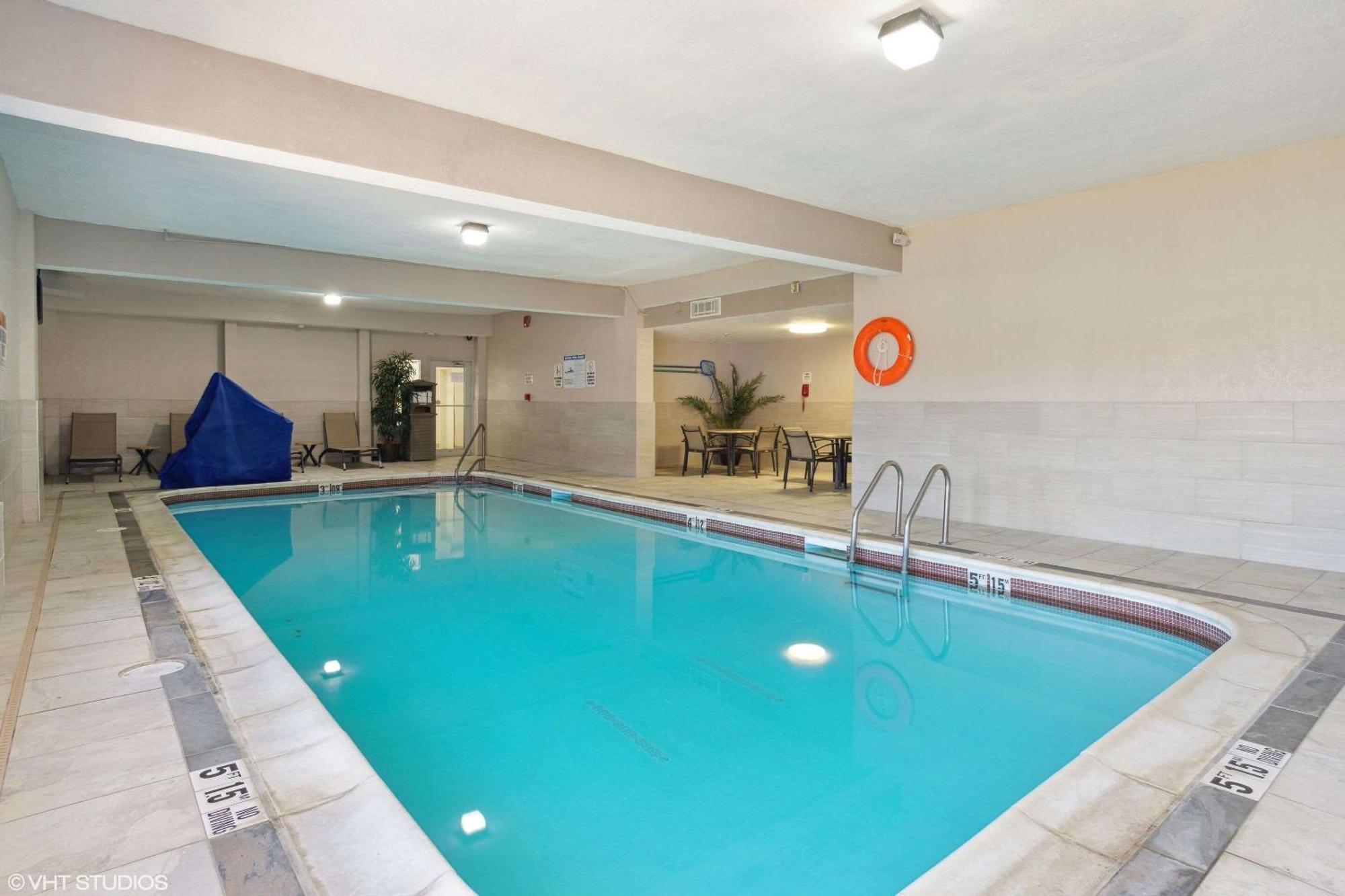 Quality Inn & Suites Morgantown - University Area Exteriör bild
